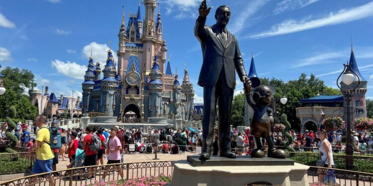 Sindicatos de Disney solicitaron ayuda para los 45 venezolanos despedidos