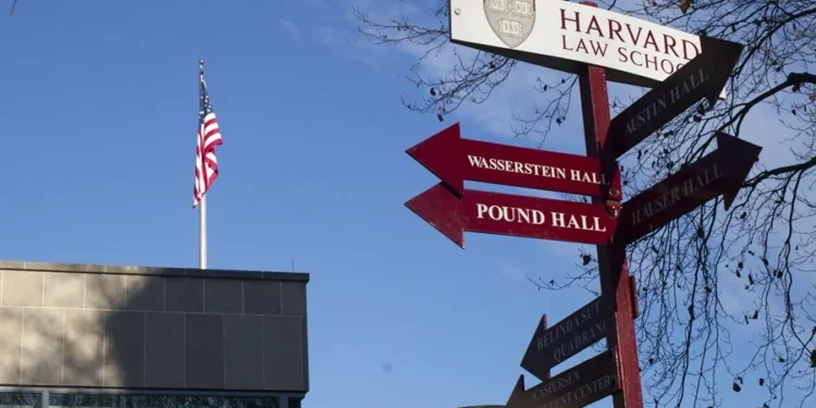 Trump escala batalla contra Harvard y le prohíbe matricular a estudiantes extranjeros