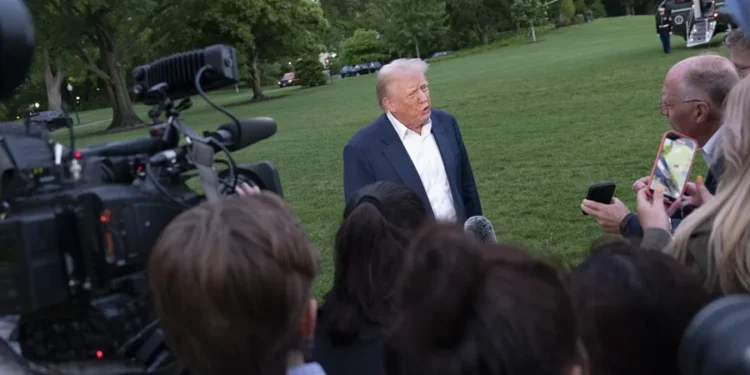 Trump evalúa retirar otros 3.000 millones de dólares en subvenciones a Harvard
