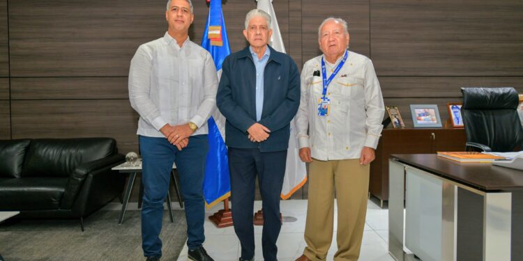 Sandy Veloz, ministro Ing. Rafael Eduardo Estrella y el Director de Relaciones institucionales de El Venezolano en RD, Luis Flores Sylva