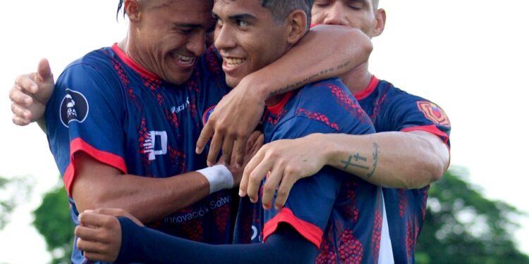Robert Patiño, un artillero que inspira a Titanes