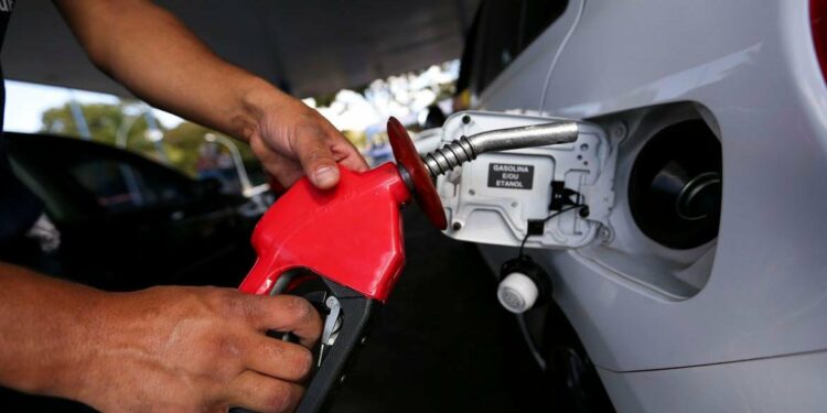 Bloomberg: Maduro planea aumento de 50% en precio de la gasolina