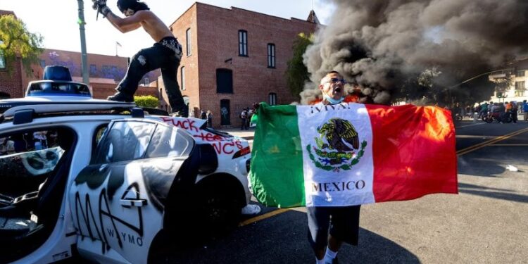 Más de 50 detenidos el fin de semana por protestas contra redadas migratorias en Los Ángeles