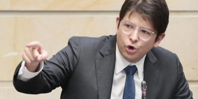 Senador colombiano tras atentado muestra “indicios de mejoría”