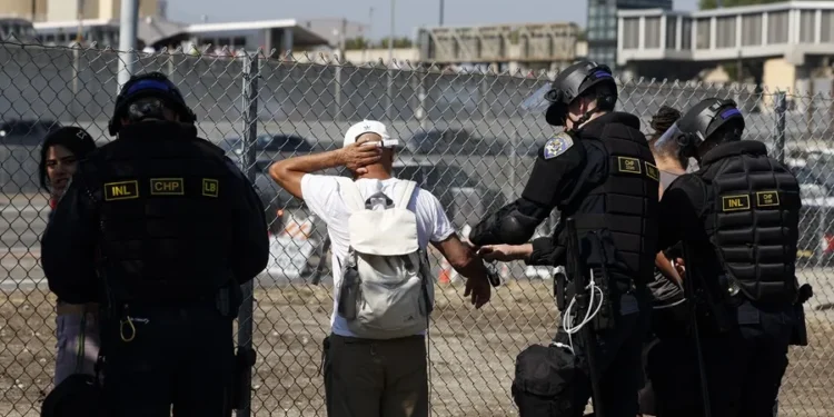 Trump insiste en que redoblará redadas migratorias en ciudades con gobiernos demócratas