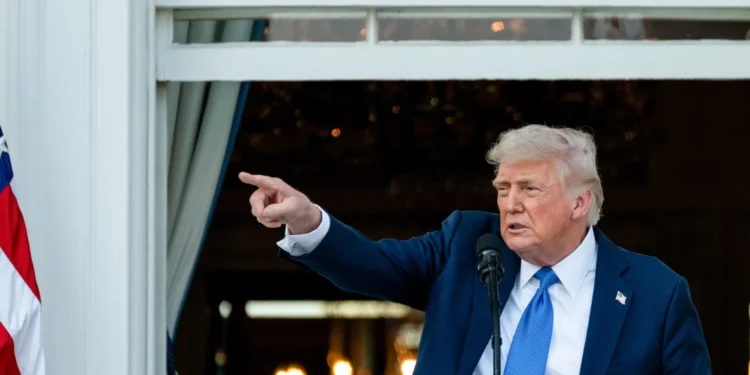 Trump restringe entrada de nuevos estudiantes extranjeros de Harvard