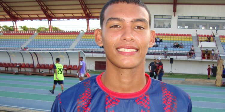 Con la preselección nacional sub-20, Julio Patiño trabaja duro por superarse