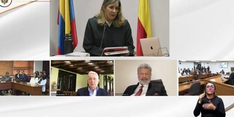 Captura de video del Complejo Judicial de Paloquemao que muestra a la jueza, Sandra Heredia (arriba), al abogado Jaime Granados (2d-abajo) y al expresidente colombiano Álvaro Uribe (2i-abajo), durante la audiencia celebrada Bogotá. EFE/ Complejo Judicial de Paloquemao