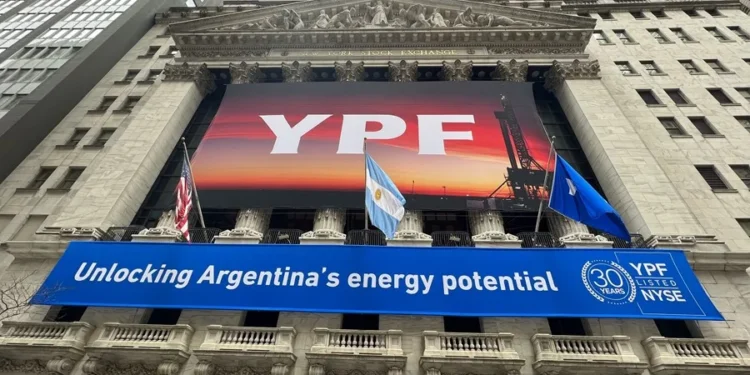 EEUU ordena al estado de Argentina renunciar a participación del 51% en petrolera YPF