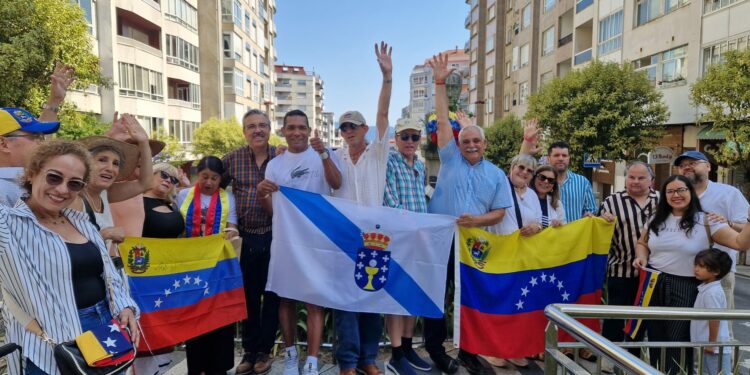 La comunidad venezolana en Vigo conmemoró el 5 de julio con un emotivo acto frente al busto de Simón Bolívar