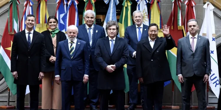 Milei traspasa a Lula la presidencia semestral del Mercosur en cumbre con avances comerciales