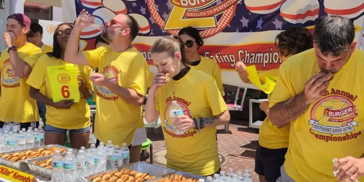 Mujer bate récord al comer 40 hamburguesas en diez minutos