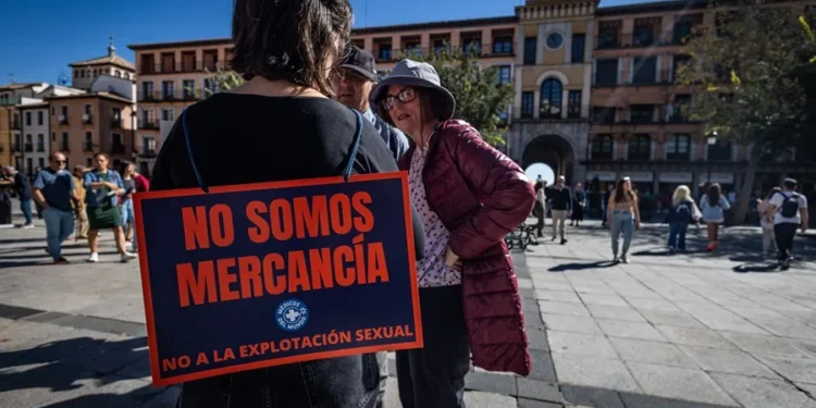 Una mujer con un cartel en el que se puede leer "No somos mercancía. No a la explotación sexual". EFE/Ángeles Visdómine
