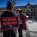 Una mujer con un cartel en el que se puede leer "No somos mercancía. No a la explotación sexual". EFE/Ángeles Visdómine
