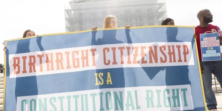 Juez federal bloquea la orden de Trump de eliminar la nacionalidad por nacimiento