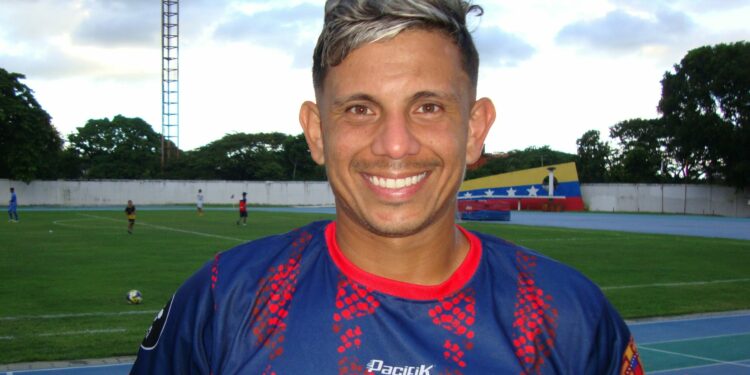 Colombiano Mario Álvarez destaca con los Titanes
