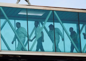 Más de 200 migrantes venezolanos retornan al país en un vuelo desde Texas