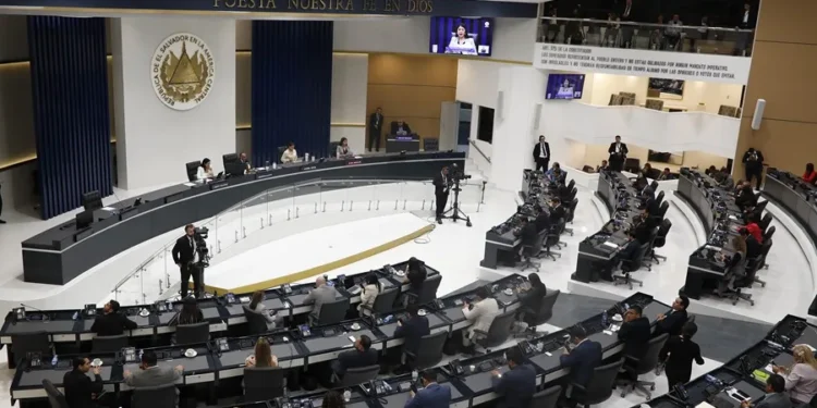 Congreso de El Salvador ratifica reelección presidencial indefinida