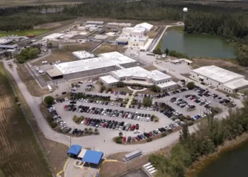 Jueza federal ordena el cierre del centro migratorio “Alligator Alcatraz” en Florida en un plazo de 60 días