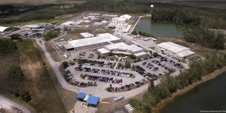 Jueza federal ordena el cierre del centro migratorio “Alligator Alcatraz” en Florida en un plazo de 60 días