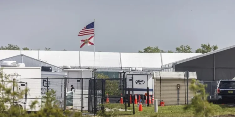 Jueza frena construcción del centro migratorio Alligator Alcatraz