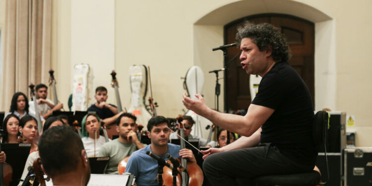 La Orquesta Sinfónica Simón Bolívar de Venezuela y Gustavo Dudamel hacen historia junto a Coldplay