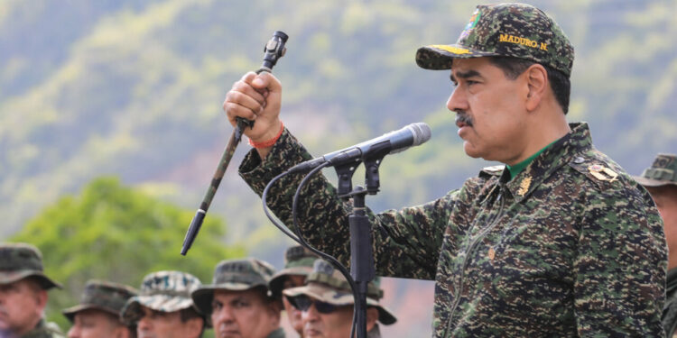 Maduro desafía a EE.UU. y llama al alistamiento militar por despliegue en el Caribe
