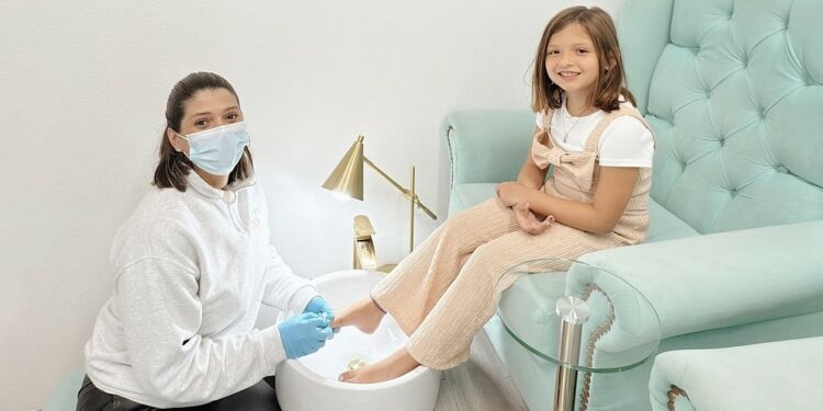 Belleza sin riesgos: la guía de uñas escolares para niñas y adolescentes