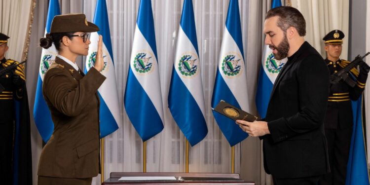 Nayib Bukele nombra como ministra de Educación a una militar