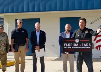 DeSantis anuncia segundo centro de detención para inmigrantes