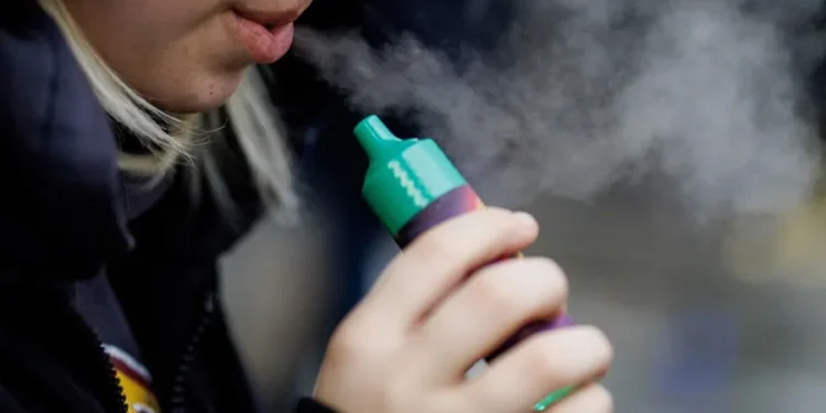 Singapur castigará con latigazos y cárcel a proveedores de vapeadores
