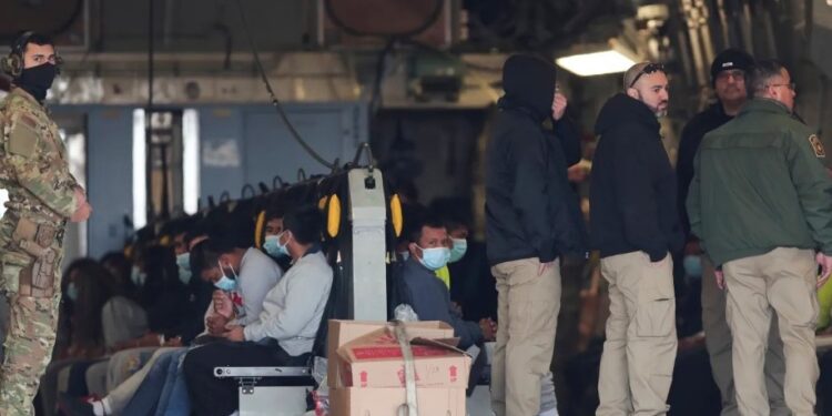 Texas abre Camp East Montana, el mayor centro de detención para migrantes en EEUU