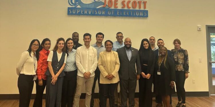Funcionarios electorales internacionales recorrieron la sede electoral del condado de Broward