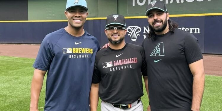 José Quintana (izq), Jhonatan Solano (centro, quién es coach de los Cascabeles de Arizona) y Nabil Crismatt (der.) posan para la cámara ante la importancia del juego entre ambos
