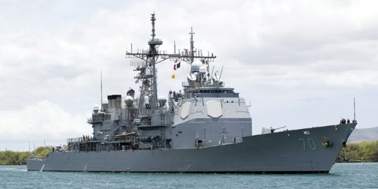 EEUU aumenta su presencia militar en el Caribe con submarino nuclear y crucero lanzamisiles