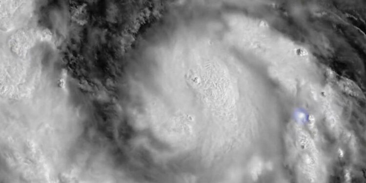 Huracán Erin avanza con fuerza en el Caribe y amenaza a la costa este de EEUU