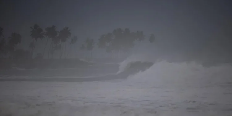 Ordenan evacuaciones en islas de Carolina del Norte por huracán Erin