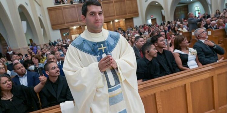 Arquidiócesis de Miami denunció arresto migratorio injusto de un cura venezolano