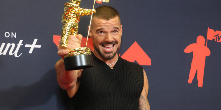 Ricky Martin honrado como ícono latino en los VMA