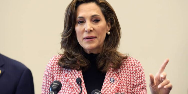 Congresista María Elvira Salazar logra la expulsión de Daniel Puglia de Zelle