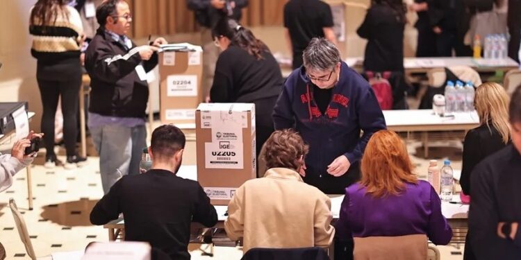 Fotografía de archivo que muestra personas en el interior de un colegio electoral participando durante las elecciones en Buenos Aires (Argentina).