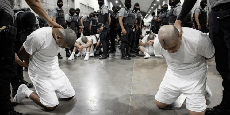 Venezolano denuncia violaciones de DD.HH. en cárcel de El Salvador ante la ONU