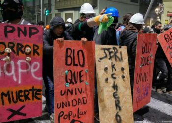 Un fallecido y más de 100 heridos en masivas protestas antigubernamentales en Perú
