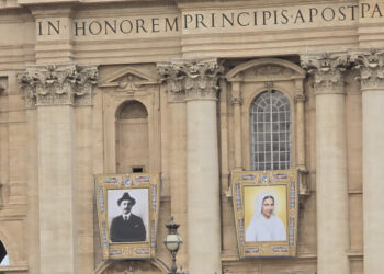 El Vaticano se viste de Venezuela: Colocan retratos de José Gregorio Hernández y la Madre Carmen para su canonización