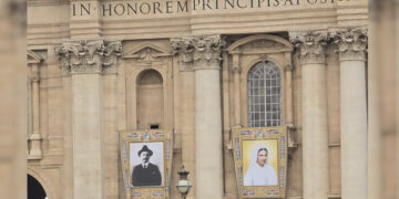 El Vaticano se viste de Venezuela: Colocan retratos de José Gregorio Hernández y la Madre Carmen para su canonización