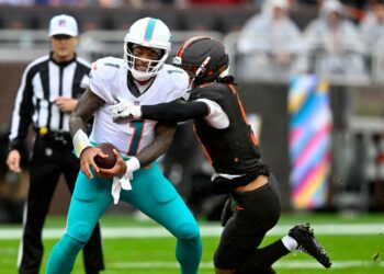 Los Dolphins, sin rumbo y a la deriva, por Óscar Huete