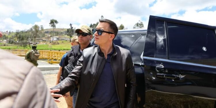 Presidente de Ecuador sobrevive a un ataque armado durante protesta