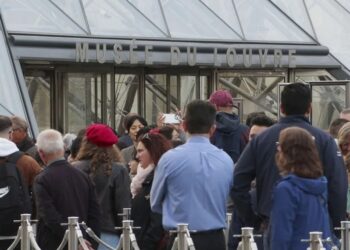 El Louvre reabre al público con restricciones tras el robo de joyas