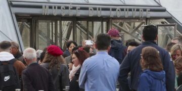 El Louvre reabre al público con restricciones tras el robo de joyas