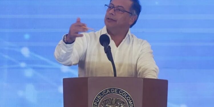 Petro ordena salida de Colombia de los diplomáticos de Israel y denuncia el TLC vigente